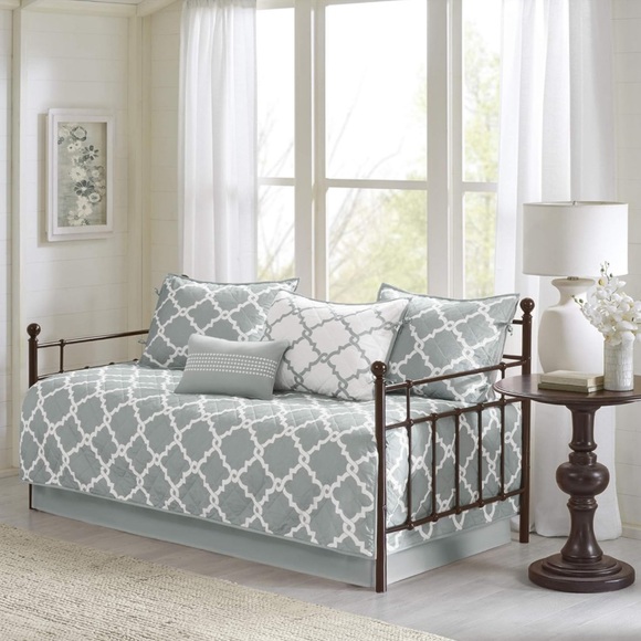 Madison Park reversible daybed cover. Grey & White. Diamond quilting - Picture 1 of 5